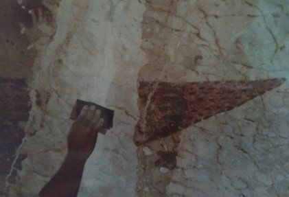 Pembersihan permukaan lukisan dinding Gua