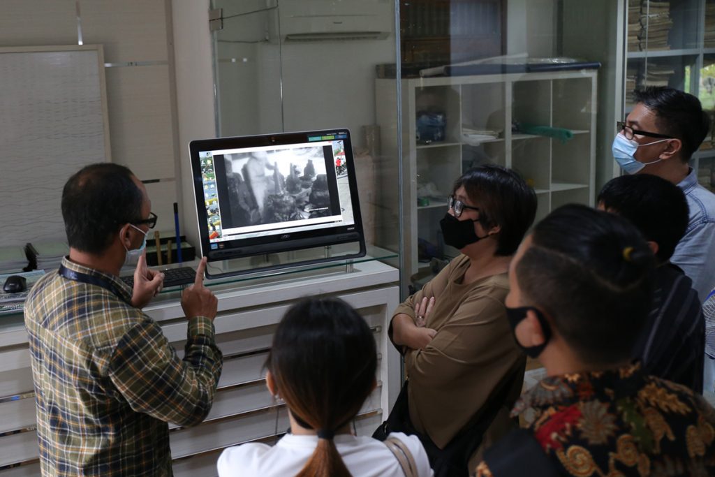 Mengunjungi ruang Arsip Konservasi Borobudur