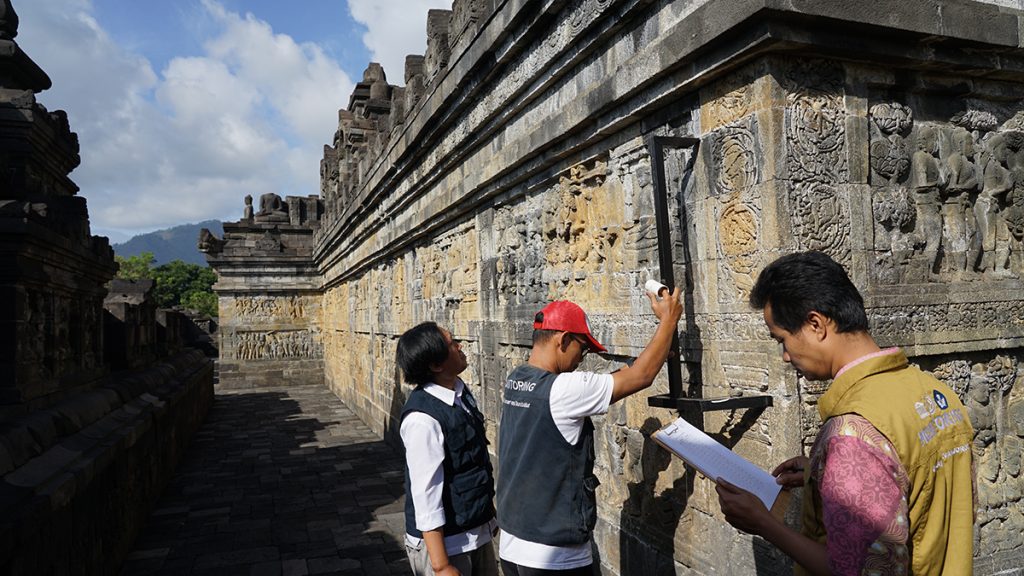 Tim Monev Stabilitas Struktur Candi Borobudur yang melaksanakan pengambilan data Monitoring Kemiringan Dinding Lorong I Candi Borobudur