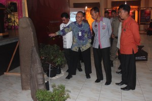 Kepala BPCB Batusangkar (Fitra Arda, M.Hum) memperkenalkan duplikat menhir