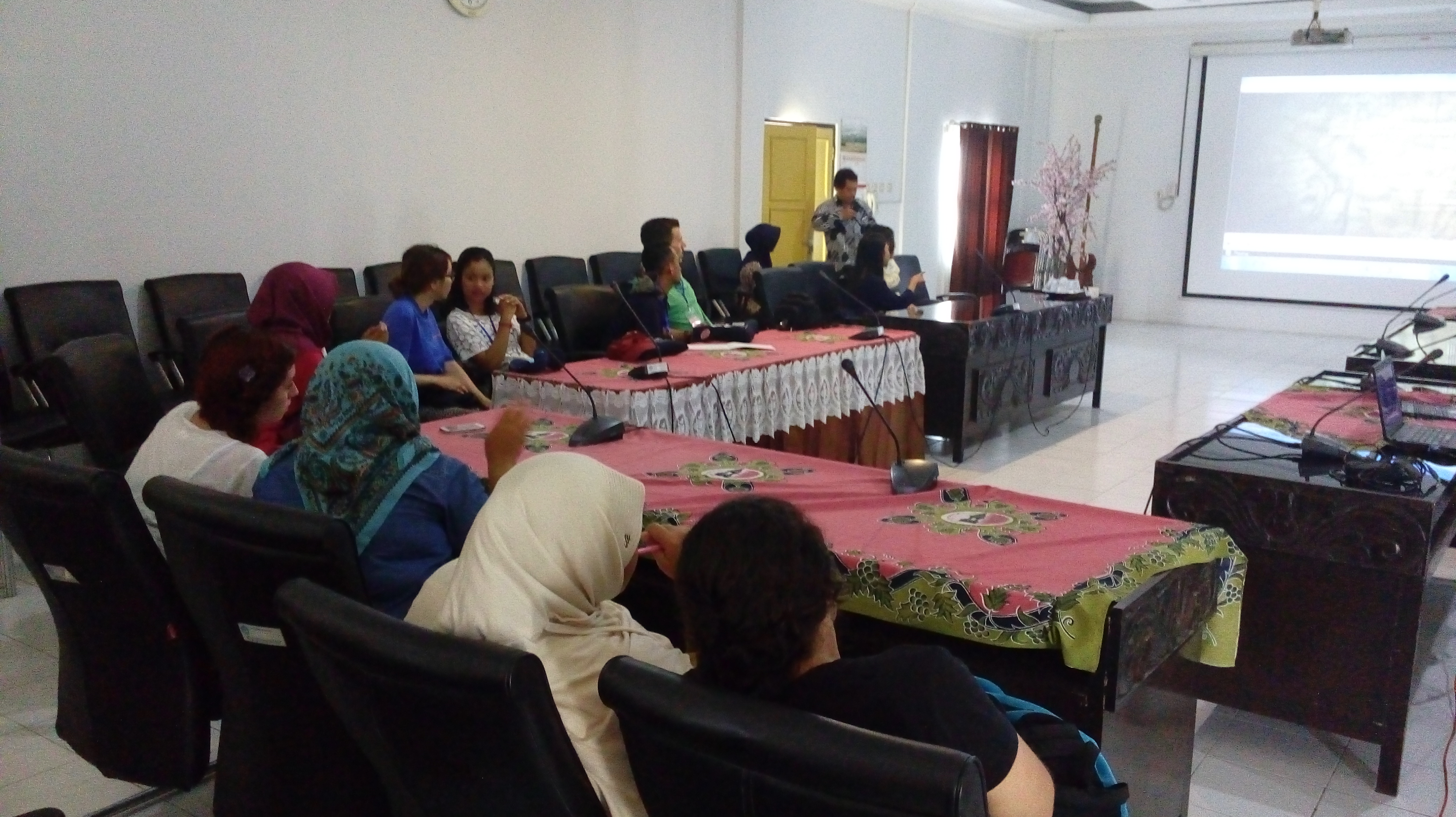 Read more about the article 14 Relawan Mulai Hari Ini Mulai Bekerja di Candi Plaosan