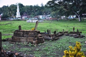 Beberapa makam kuno di lokasi kedua tepatnya di sudut lapangan Lamuru