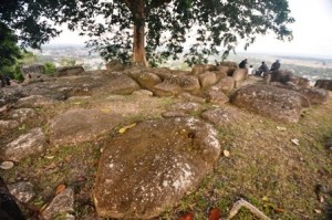 Jejeran kubur batu (Batu Pake=batu yang dipahat) dalam wilayah inti Taman Purbakala Batu Pake Gojeng