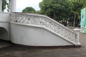 detail motif terawangan pada pipi tangga babancong