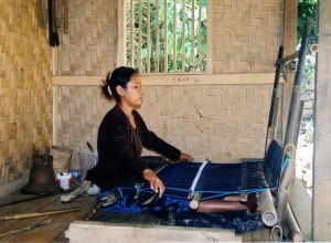 Menenun, salah satu aktivitas perempuan Baduy