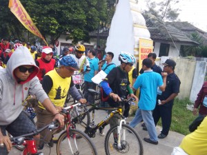 Peserta fun bike siap bersepeda dari kantor BPCB Serang