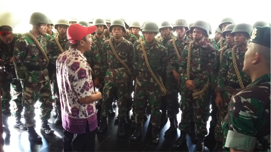 Read more about the article Prajurit Baru Yonif Para Raider 431/SSP Kostrad Kariango Berkunjung ke Benteng Rotterdam