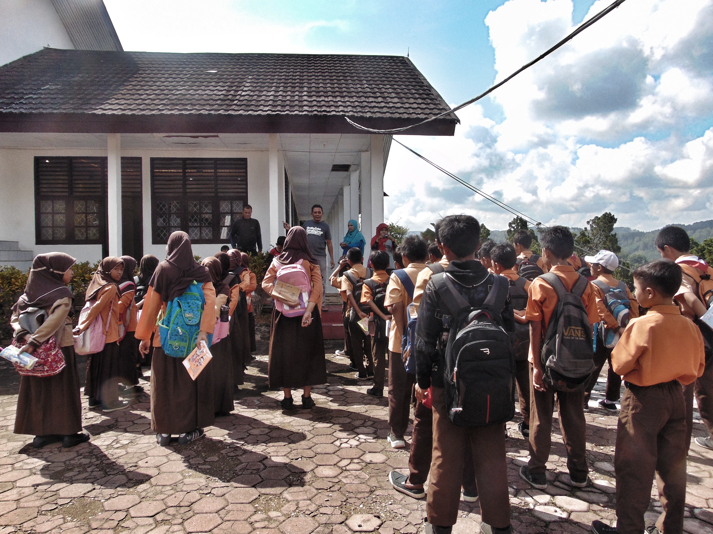 BPCB Sumatera Barat Dampingi SDN 04 Kuburajo Belajar Cagar Budaya; Sebuah Upaya Mengenali Tinggalan Budaya Masa Silam untuk Memperkukuh Karakter Generasi Bangsa