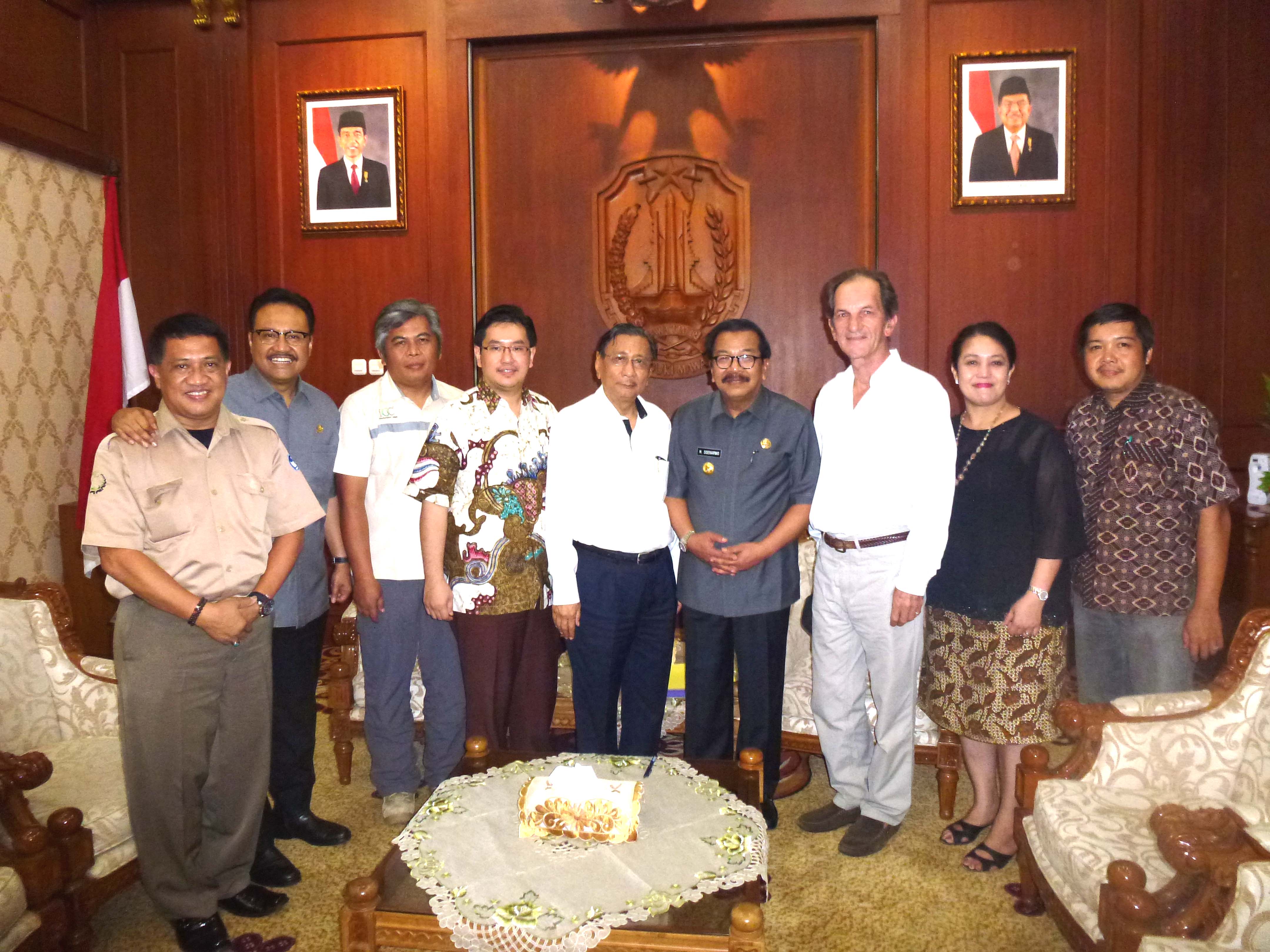 Foto bersama setelah penanda tanganan SK penetapan Kawasan Cagar Budaya Gunung Penanggungan.