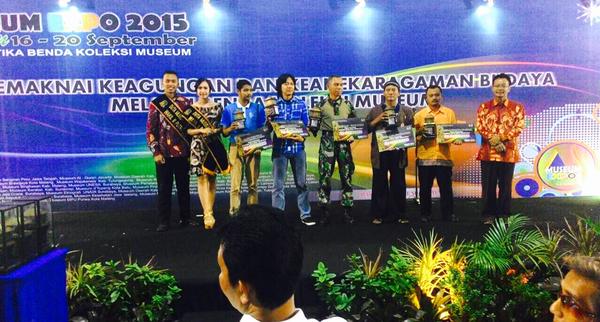 Urutan ke 2 dari kanan - Koord. Museum Majapahit, Menerima Piala Juara I Stand Terbaik Museum Expo Jatim 2015