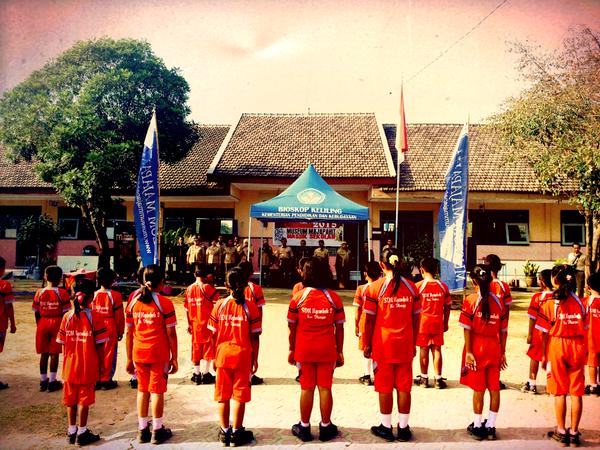 Pelaksanaan Upacara Pembukaan Acara "Museum Masuk Sekolah" di SDN Ngembeh II Dlanggu, Mojokerto.