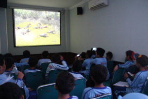 Para siswa sedang menyaksikan film Dharma Siwagrha