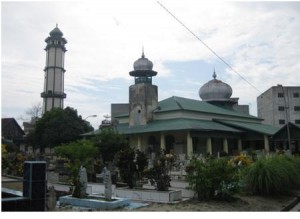 Pemakaman Kerabat Diraja Asahan di Kompleks Mesjid Raya Sultan Ahmadsyah Tanjung Balai (Foto: Nasrul Hamdani & Muhammad Affan)