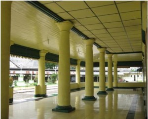 Pilar-pilar ‘gendut’ penopang serambi Mesjid Raya Sultan Ahmadsyah Tanjung Balai (kiri - foto: Nasrul Hamdani & Muhammad Affan) 