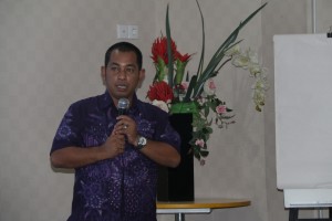 Kepala Subbagian Tata Usaha BPNB Aceh pada saat sambutan sekaligus membuka rangkaian acara Workshop Tenaga Fungsional Peneliti Balai Pelestarian Nilai Budaya Aceh 2016
