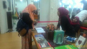 Salah satu mahasiswi pada saat registrasi pada stand BPNB Aceh.