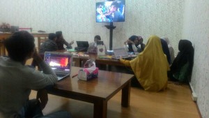 Suasana di stand BPNB Aceh. Terlihat sejumlah mahasiswa/i yang antusias menyaksikan rekaman video WBTB Kuah Buelangong.