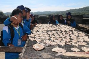 Para peserta Jetrada 2016 melihat proses pembuatan ikan asin.