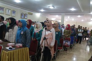 Panitia dan Para Peserta Pada Saat Menyanyikan Lagu Kebangsaan Indonesia Raya