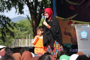 Walikota Banda Aceh, ibu Illiza Sa'aduddin Djamal, menyempatkan diri menyapa para siswa/i peserta Festival Permainan Tradisional Anak 2016, saat memberikan kata sambutan sekaligus membuka festival secara resmi.