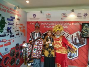 Salah satu pengunjung stand BPNB Seluruh Indonesia yang berasal dari luar negeri groupie bersama Direktur Sejarah, Ditjen. Kebudayaan, Kemdikbud, menggunakan Kerawang Gayo.