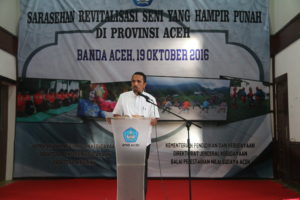 Kadisbudpar. Provinsi Aceh, bapak Reza Pahlevi, saat memberikan arahan sekaliigus membuka Sarasehan Revitalisasi Seni Yang Hampir Punah di Provinsi Aceh.