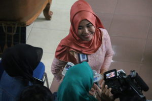 Kepala BPNB Aceh, ibu Irini Dewi Wanti, S.S., M. Sp., saat memberikan keterangan pers terkait perkembangan program Revitalisasi Seni yang Hampir Punah di Provinsi Aceh.