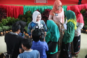 Direktur Kesenian, Prof. Dr. Endang Caturwati, saat memberikan keterangan pers terkait Program Revitalisasi Seni yang Hampir Punah di Provinsi Aceh.
