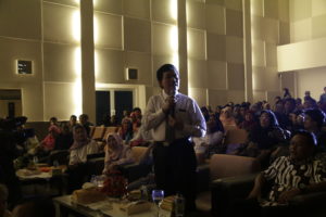 Rektor Universitas Sumatera Utara, Prof. Dr. Runtung Sitepu, SH., M. Hum., pada saat memberikan sambutan dalam balutan yang jauh dari formalitas.