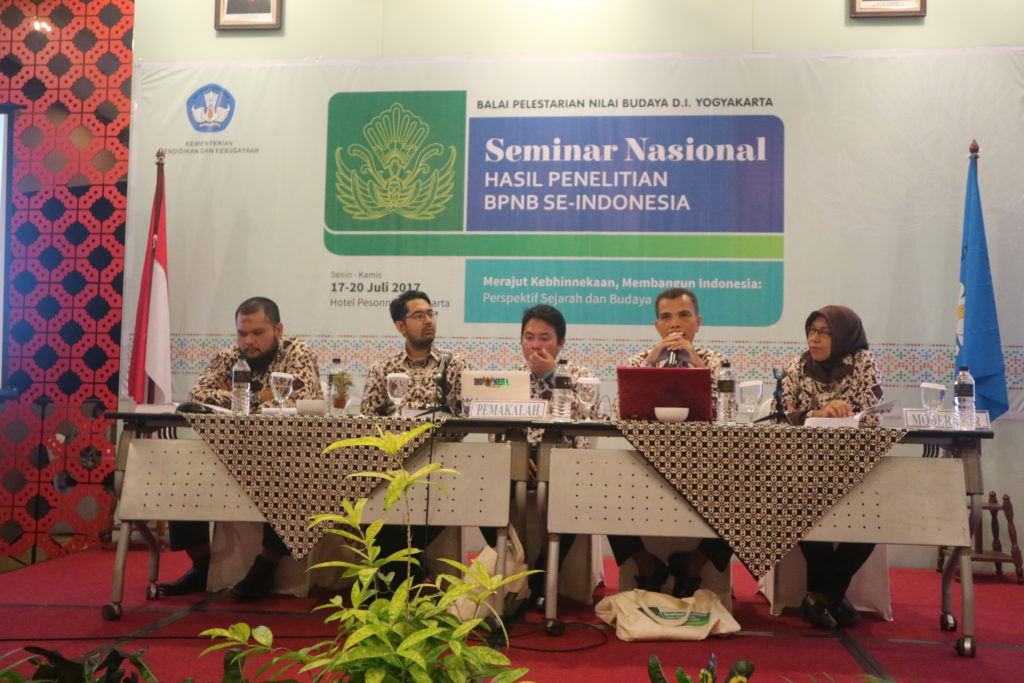 Peneliti Sejarah dari BPNB Aceh saat memaparkan makalah pada Seminar Nasional Hasil Penelitian BPNB se-Indonesia.