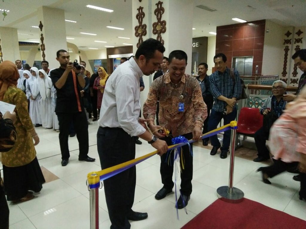GM PT. Angkasa Pura II Bandara Internasional Sultan Iskandar Muda, Surahmat, SH., beserta Kepala Dinas Kebudayaan dan Pariwisata Provinsi Aceh, Reza Pahlevi, pada saat membuka pameran Colors of Culture.