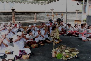Para Staf BPNB Bali Sedang Sembahyang Bersama