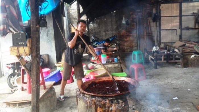 You are currently viewing Dodol Betawi, Tradisi Kuliner Betawi yang Masih Bertahan