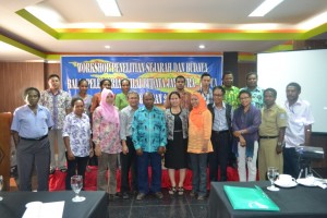 Foto bersama pegawai BPNB Jayapura pada kegiatan Workshop Penelitian Sejarah dan Budaya