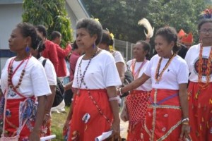 Peserta padera pagelaran budaya etnis dari suku Waropen