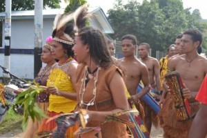 Peserta padera pagelaran budaya etnis dari suku Biak dan Mamta