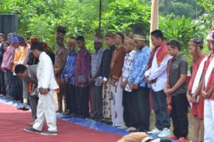 Prolok tentang kehidupan masuknya injil di tanah papua dengan menggunakan ragam bahasa dari berbagai etnis