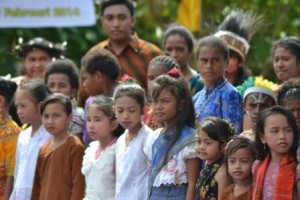 Puji-pujian yang dibawakan oleh anak-anak sekolah minggu Jemaat Siloam  Waena