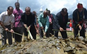 Acara bakar batu (Barapen) yang disaksikan oleh para tokoh  agama, masyarat dan budayawan.