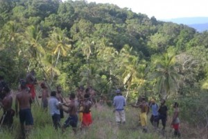 Masyarakat berkumpul untuk menentukan lokasi buruan berikut..