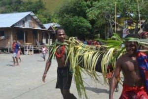 Hasil buruan dihiasi dengan daun kelapa sebelum memasuki kampung