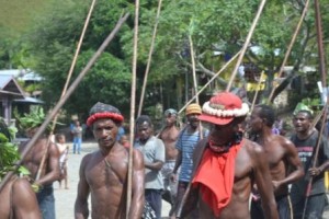 rombongan membawa hasil buruan ke Obhe (balai adat) orang Sentani