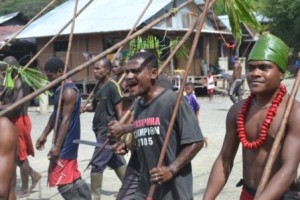 rombongan membawa hasil buruan ke Obhe (balai adat) orang Sentani diiringi dengan tarian dan nyanyian