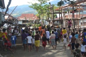 Masyarakat kampung menyambut rombongan dengan sukacita