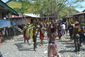 tarian dan nyanyian di depan kediaman ondofolo Ayapo, karena sukacita mendapat hasil buruan.