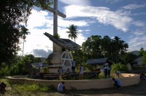 Bakti Sosial dengan membersihkan Situs Perahu Injil di Kota Serui dalam Kegiatan Jejak Tradisi Daerah VI