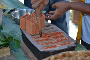 Mama-mama Papua sedang membuat sagu kering (forna) makanan tradisional Papua