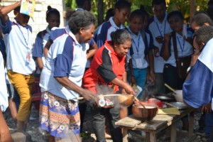 mama-mama Papua sedang membuat papeda makanan tradisional Papua