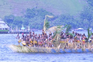 Isholo,Atraksi menari di atas perahu salah satu tradisi budaya orang Sentani di Jayapura yang ditampilkan pada FDS ke-VIII 2015