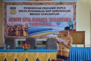 Pembacaan hasil audisi Gita Bahana Nusantara provinsi Papua 2015 oleh  juri  Bpk. J. Wenas